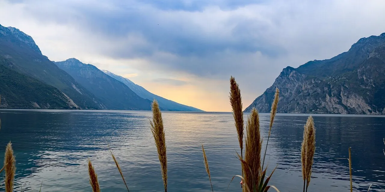 Is there water in Lake Garda? Federalberghi responds with an awareness campaign and a vademecum to become sustainable