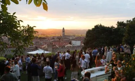 Apéritif at the Rocca Sveva winery: theme parties and breathtaking sunsets over the medieval town of Soave. Next event Wednesday 5 July “Black and White” motif