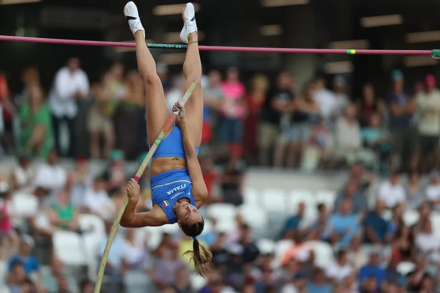 Elisa Molinarolo flies to a height of 4.65 meters. The Veronese athlete is the first Italian to compete in the finals of the World Pole Vault Championships