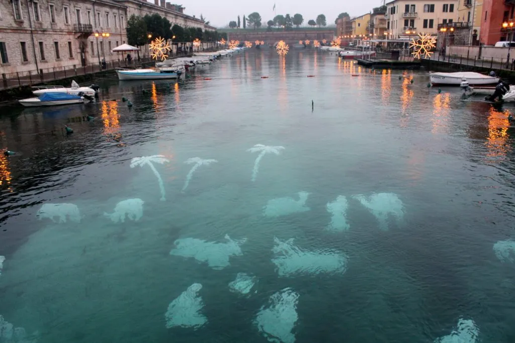 underwater nativity scene