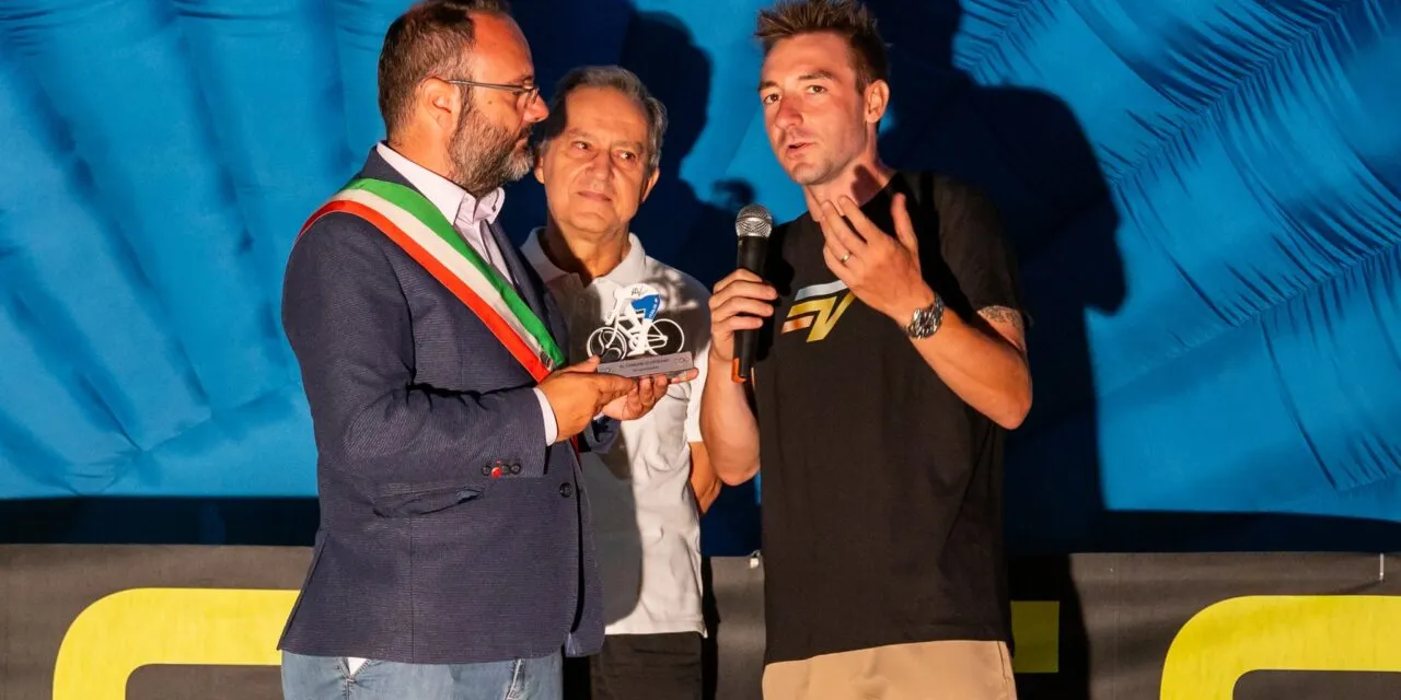 Elia Viviani Donates Copies of His Olympic Medals to Oppeano