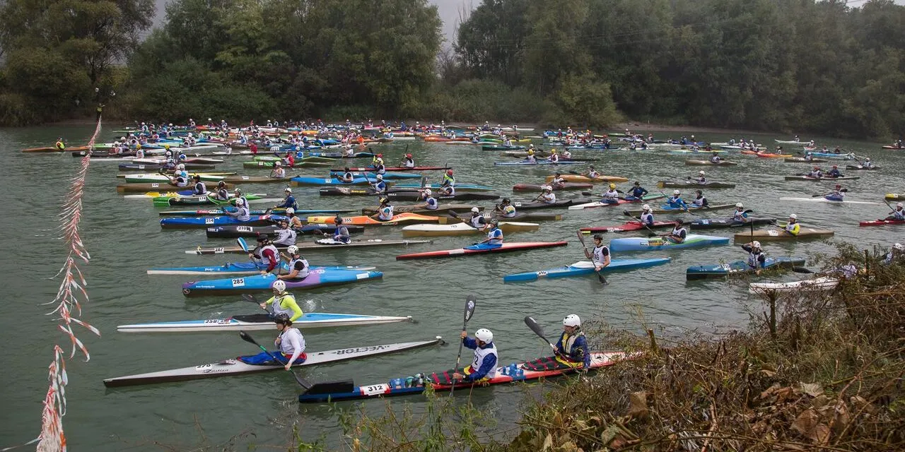 Sunday 27 October with Adigemarathon. Hundreds of canoes, kayaks and rafts on the Adige River