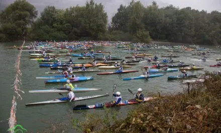 Sunday 27 October with Adigemarathon. Hundreds of canoes, kayaks and rafts on the Adige River