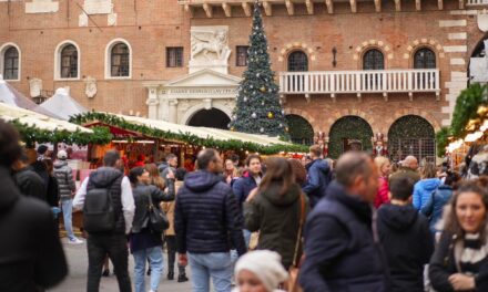 Christmas in Verona: festive markets, new lights, and the return of the tail-less comet star