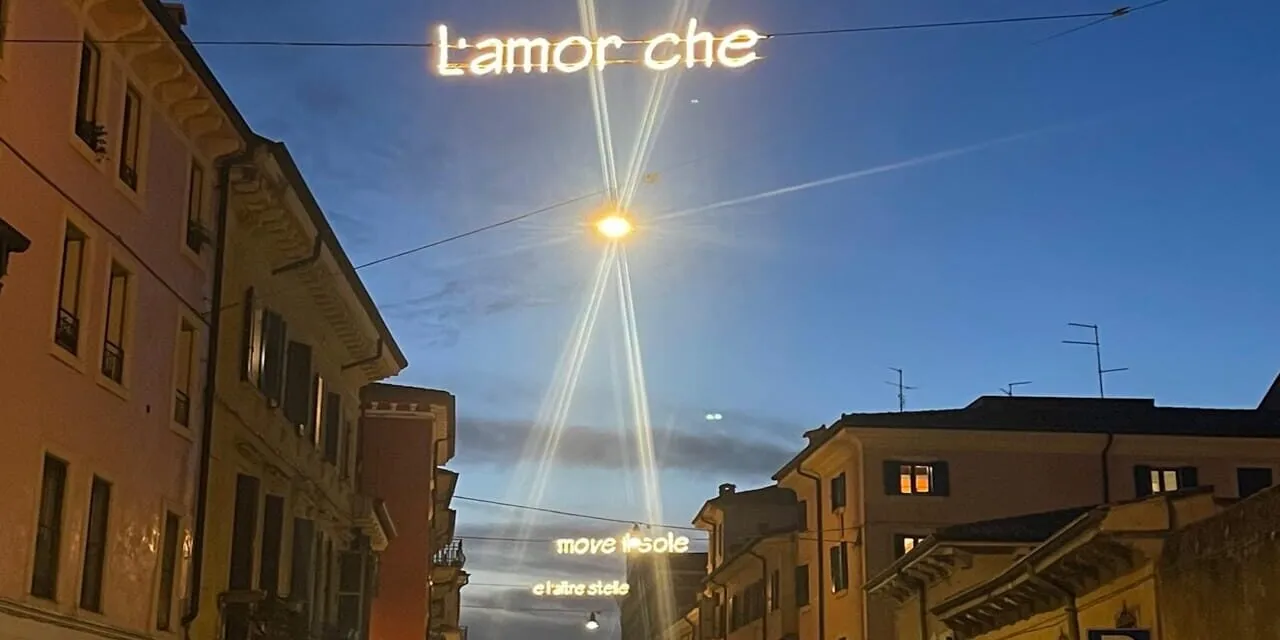 Poets’ phrases light up the streets of Verona until February. The light tail of the Comet Star is on its way