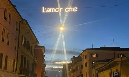 Poets’ phrases light up the streets of Verona until February. The light tail of the Comet Star is on its way